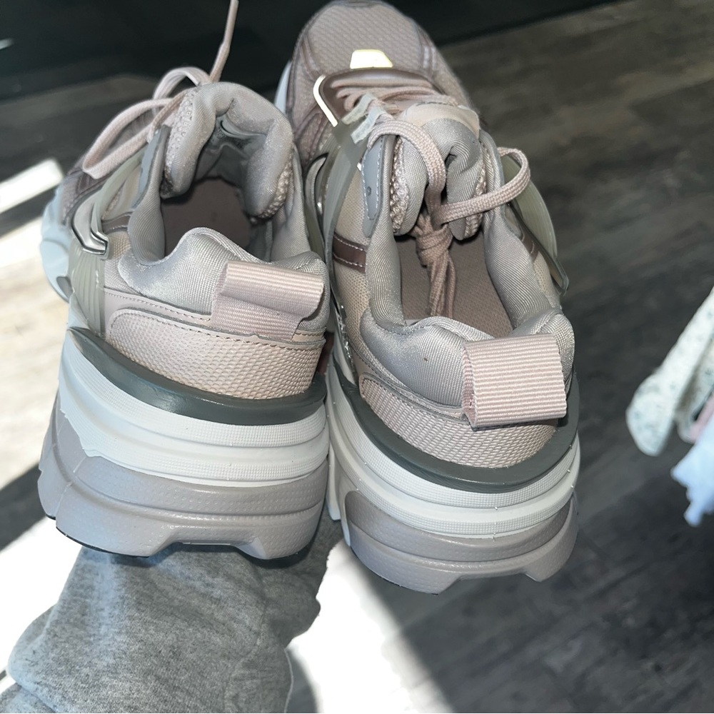Nike Women’s Sneakers in Blush Pink and Metallic Rose - Picture 2 of 3